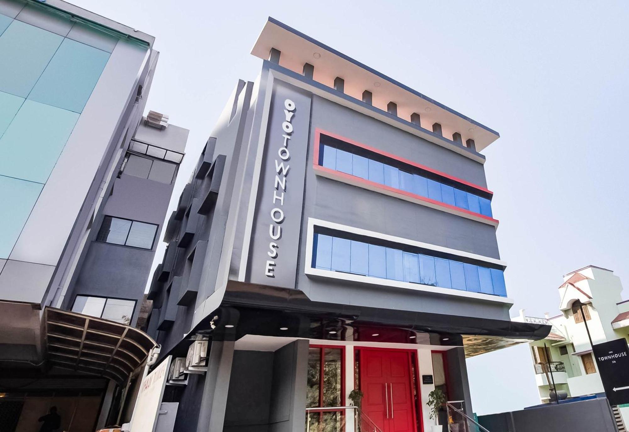 Mānglia Super Townhouse Lords Inn Regency מראה חיצוני תמונה